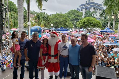 Chegada de Papai Noel reúne centenas de crianças na Praça São Sebastião