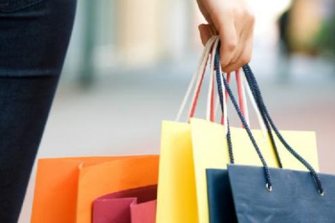 Intenção de consumo das famílias cariocas alcança melhor índice desde 2015, mas crescimento desacelera em março