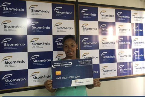 Comerciários recebem cartão do Benefício Social Familiar