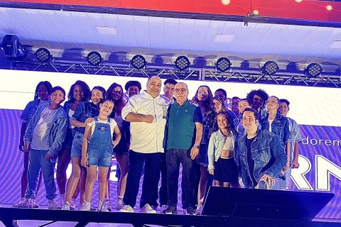 Padre Omar e Grupo Dó Ré Mi marcam presença na noite de sexta-feira (15)