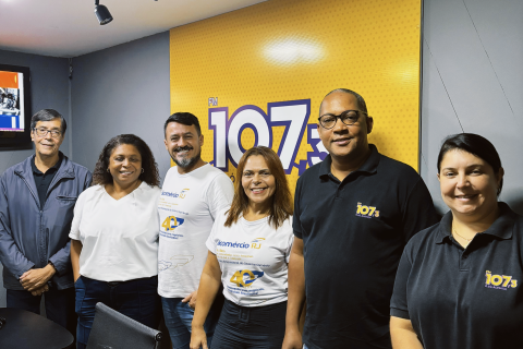 Colaboradores do Sicomércio apresentam campanhas sociais e de saúde na Rádio 107 FM